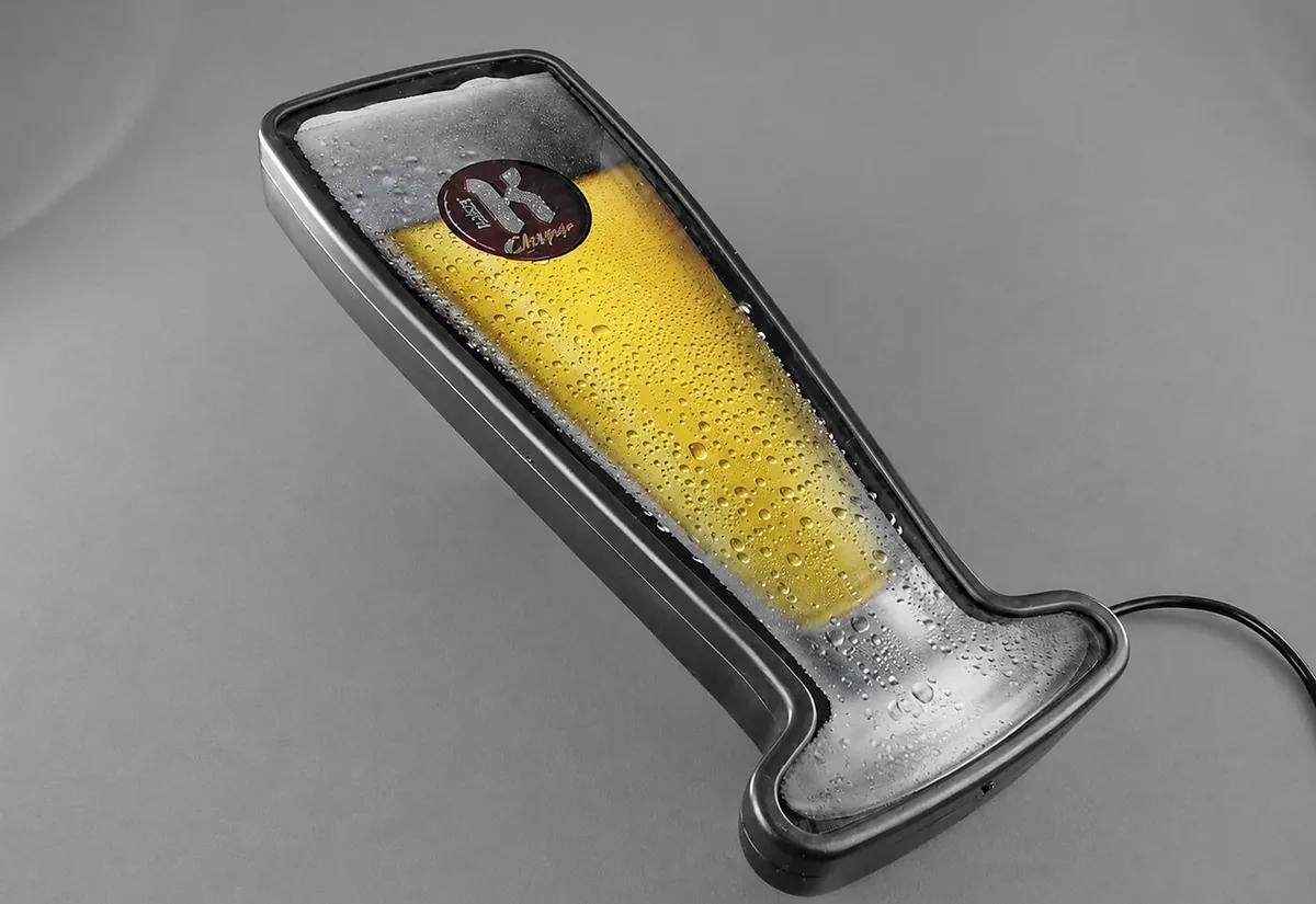 Luminoso termoformado em forma de copo de chope, com a frente translúcida e a caixa escura