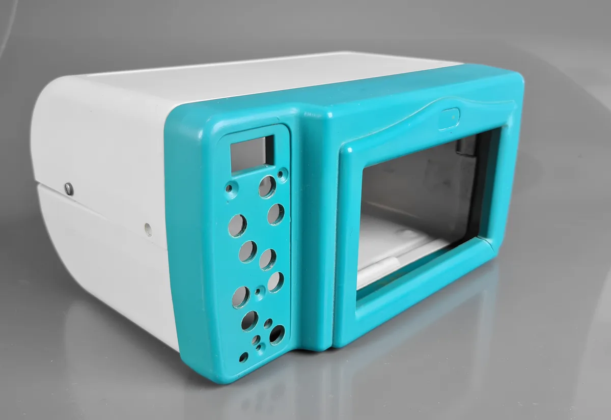 Gabinete termoformado de equipamento médico, corpo branco e moldura frontal turquesa