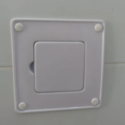 Painel de shaft instalado e parafusado em parede azulejada