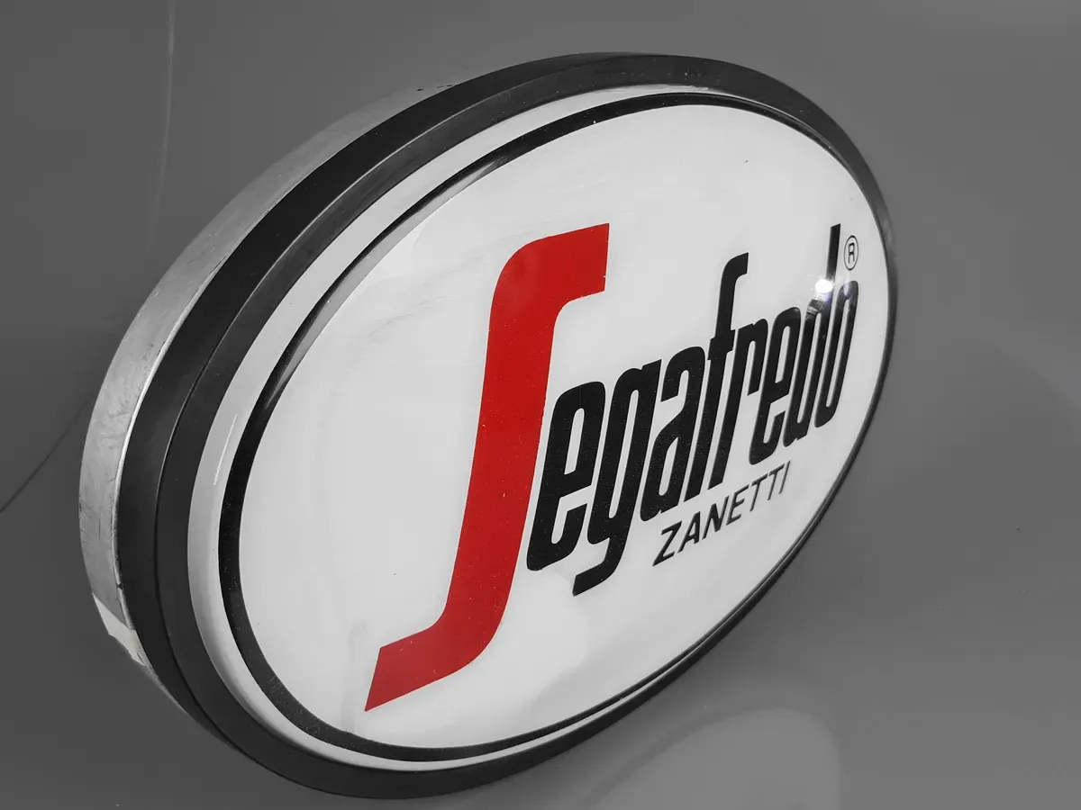 Frente de luminoso oval da Segafredo, com a marca em relevo feito no molde