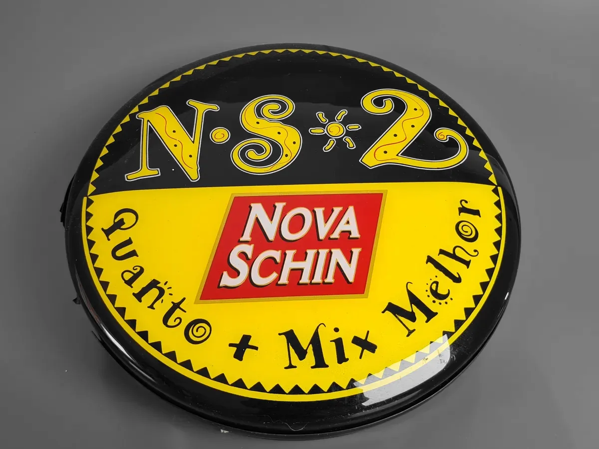 Frente de luminoso circular da Nova Schin, em amarelo e preto