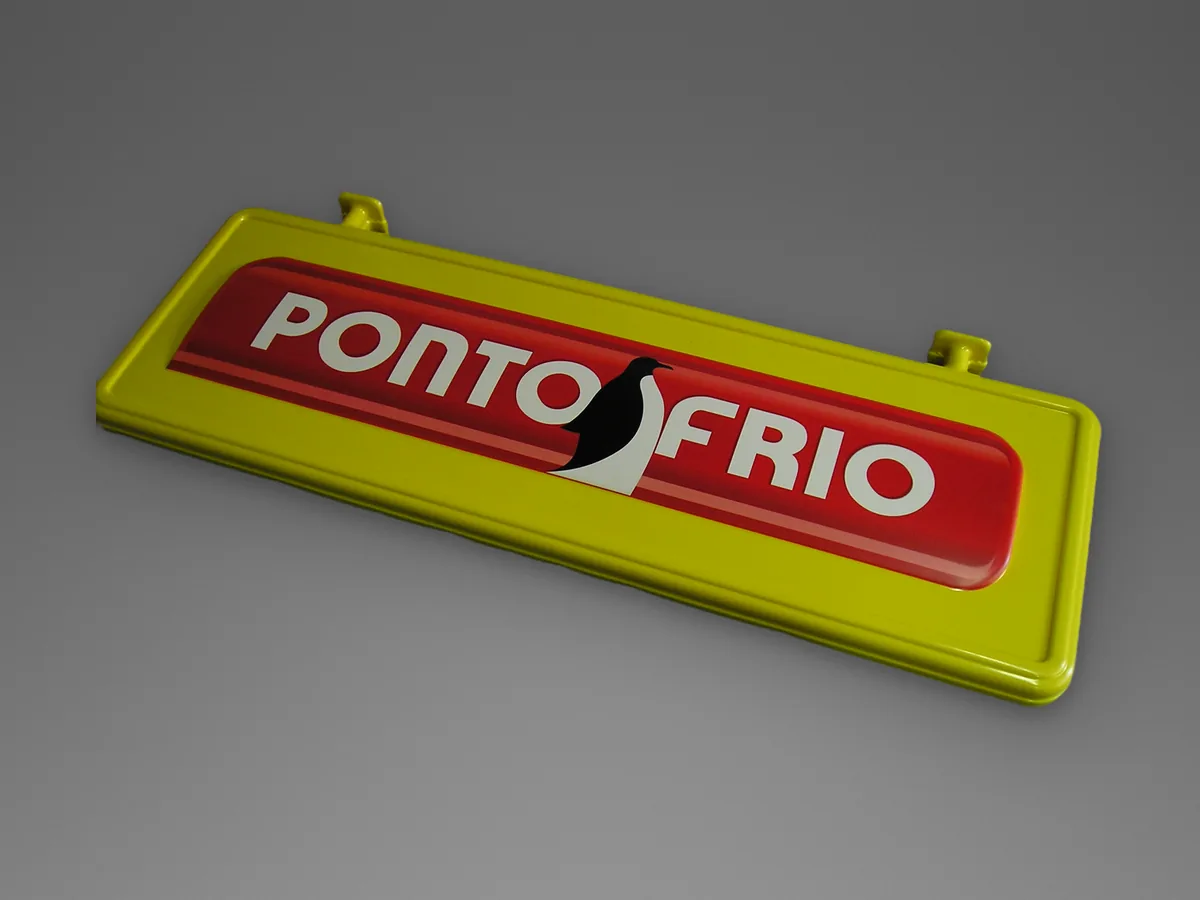 Moldura de placa do Ponto Frio, em amarelo com a marca em relevo