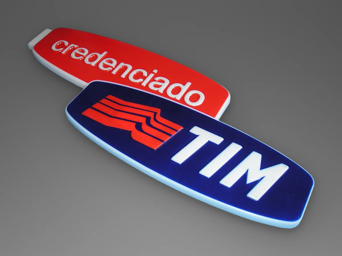 Placa bandeira de credenciado TIM, em duas peças sobrepostas