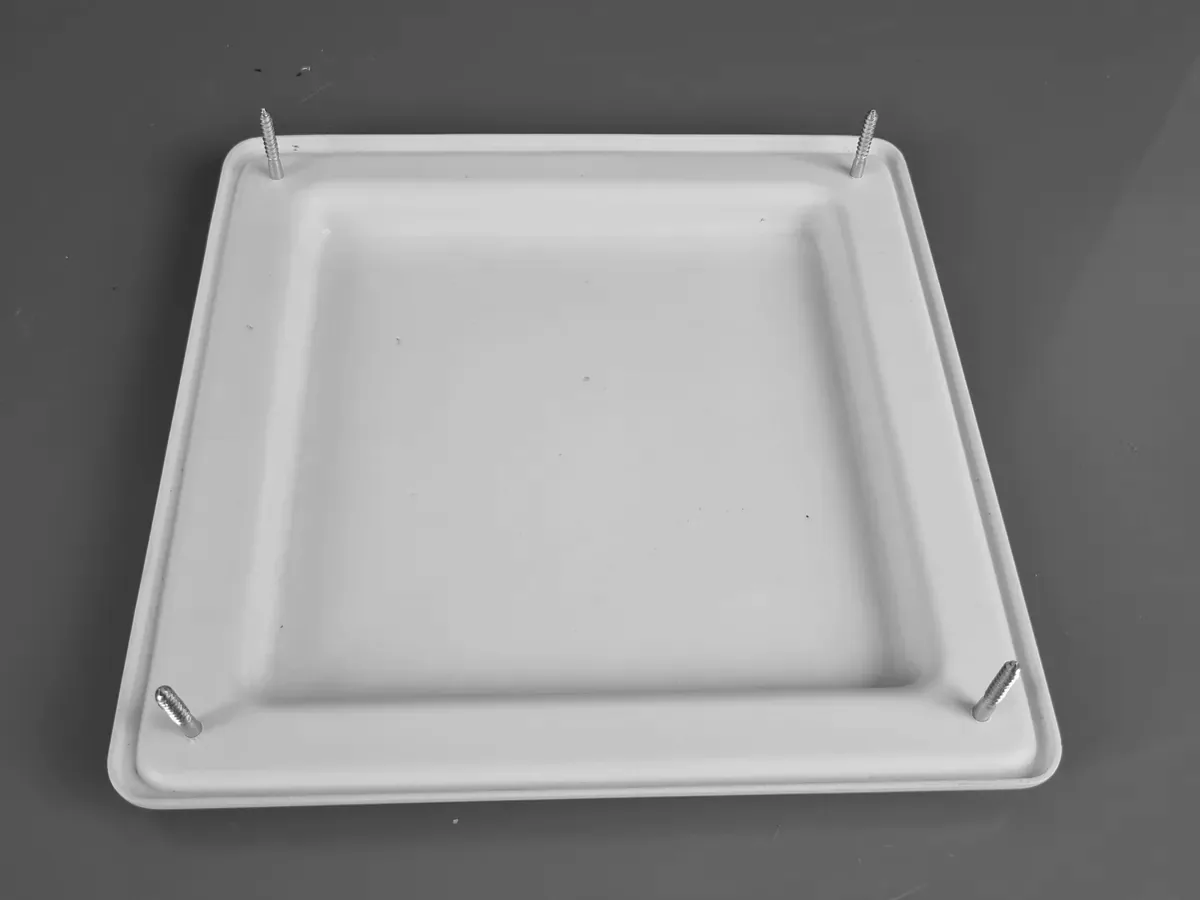 Bandeja de fundo do painel de shaft, com as quatro presilhas de arame nos cantos