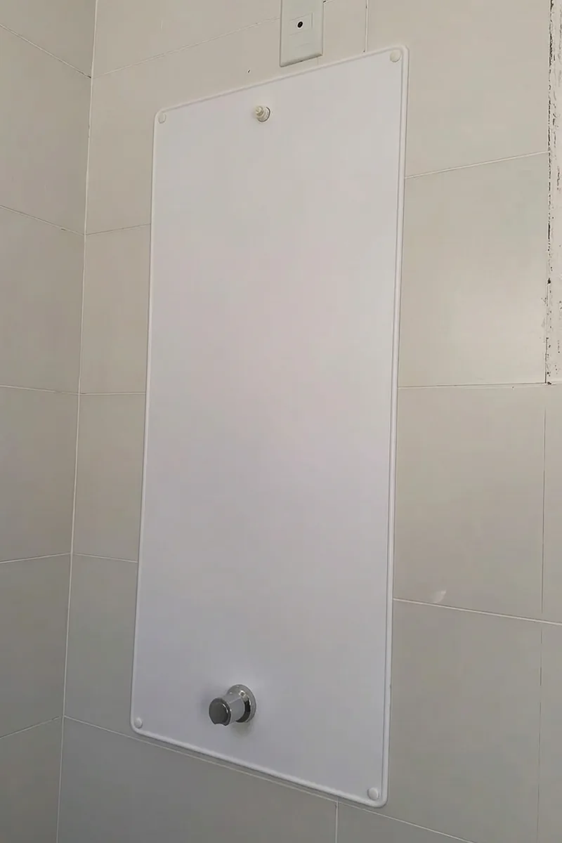 Depois: o mesmo vão fechado com o painel de shaft visitável, com o registro saindo pela parte de baixo