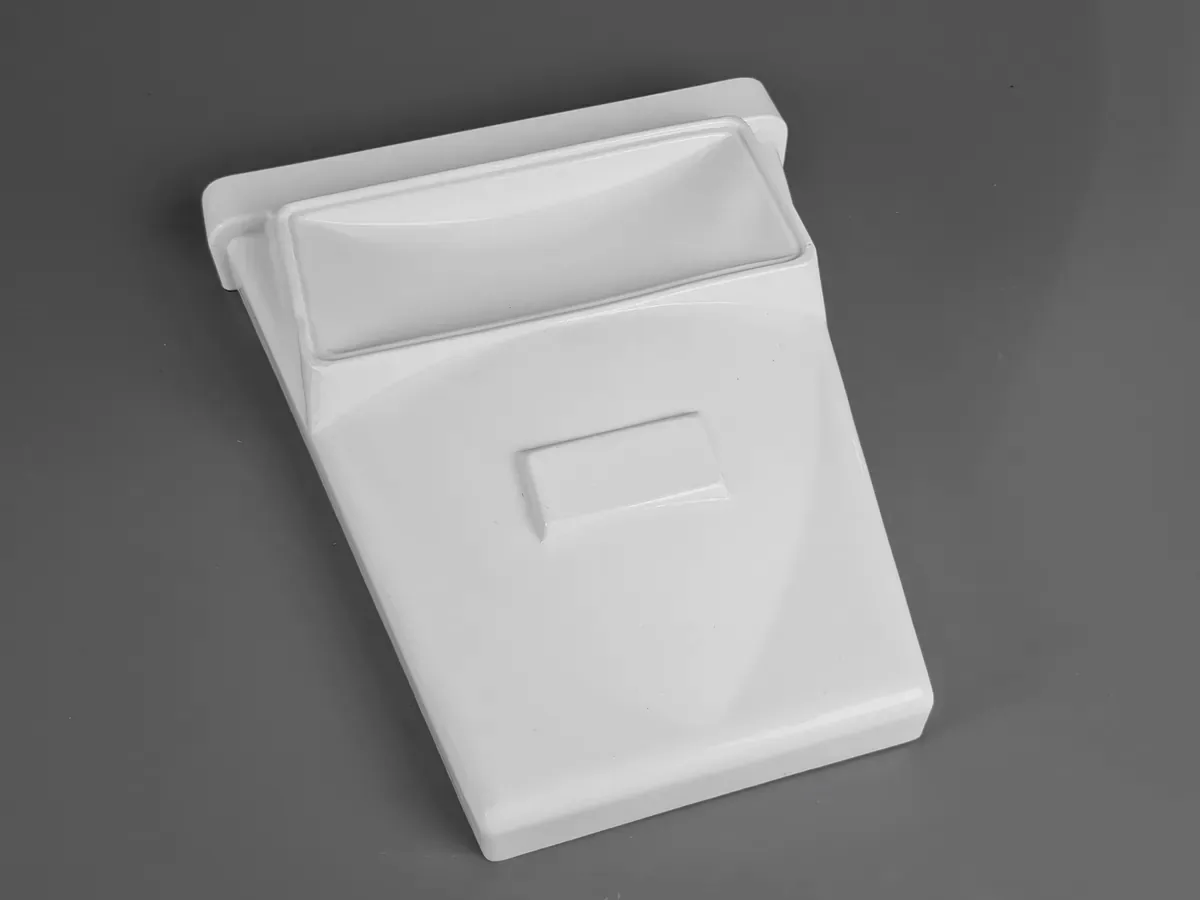 Gabinete branco termoformado com painel frontal inclinado e rebaixo retangular para o comando