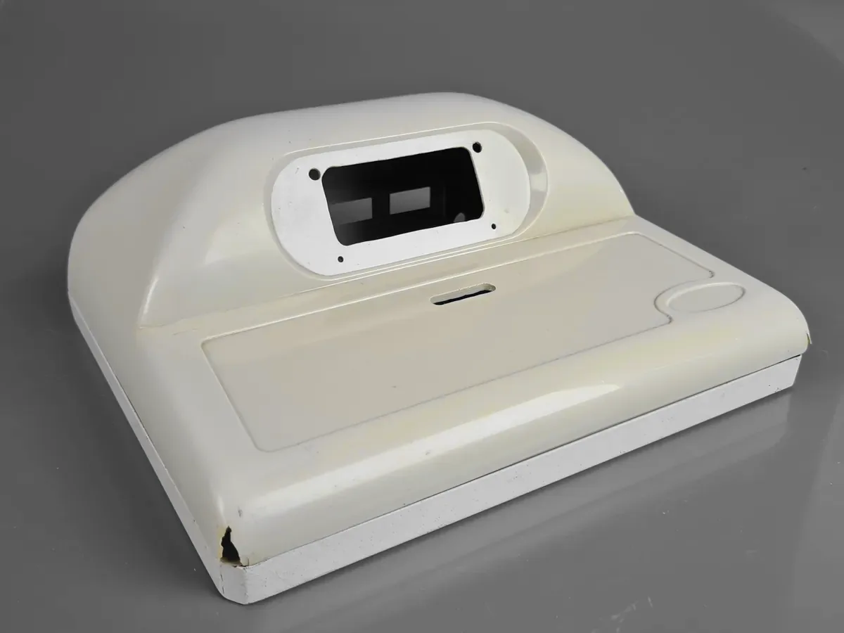 Gabinete bege de equipamento, com recorte de visor no topo e abertura na lateral