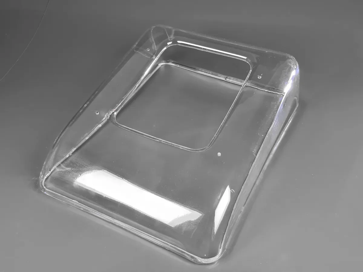 Capa transparente termoformada, com rebaixo retangular moldado no topo