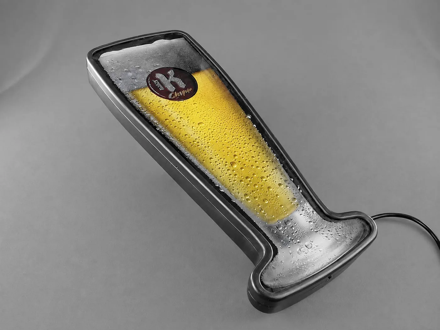 Luminoso termoformado em forma de copo de chope, com a frente translúcida no contorno do copo e a caixa escura